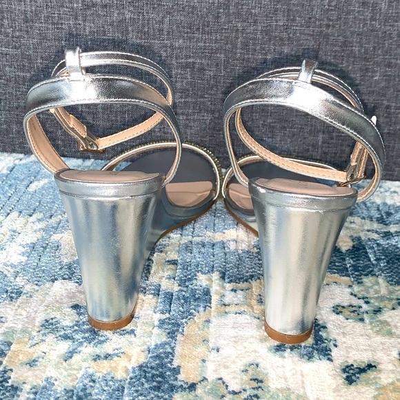 LE CHÂTEAU Embellished Metallic Wedge - Picture 5 of 8